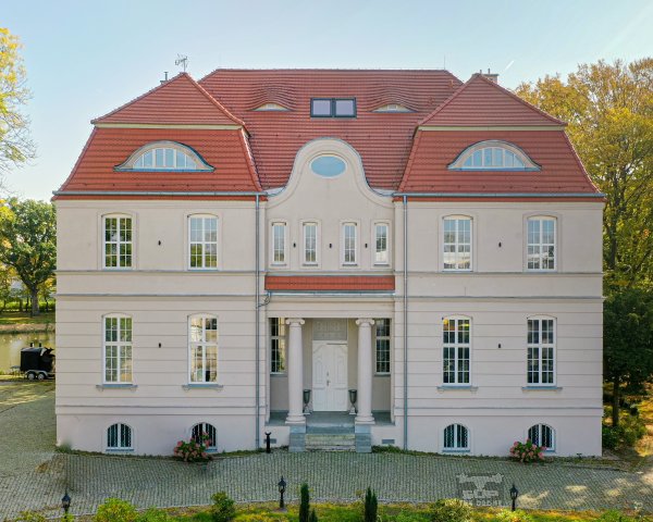 HQ_2021-10-08-5-palac-rajkowo-DJI_0659-125229_28 mm-2